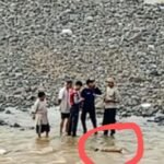 Petugas Pusat Pengendalian Bencana Kecamatan (P2BK) Simpenan BPBD Kabupaten Sukabumi, sesaat mengevakuasi mayat. (Prima Arno/Telusurbisnis)