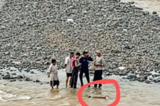 Petugas Pusat Pengendalian Bencana Kecamatan (P2BK) Simpenan BPBD Kabupaten Sukabumi, sesaat mengevakuasi mayat. (Prima Arno/Telusurbisnis)