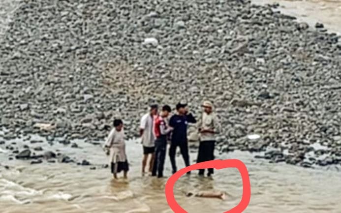 Petugas Pusat Pengendalian Bencana Kecamatan (P2BK) Simpenan BPBD Kabupaten Sukabumi, sesaat mengevakuasi mayat. (Prima Arno/Telusurbisnis)