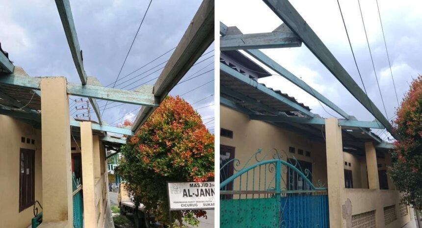 Bagian atap Masjid Al-Jannah yang terlepas diterjang angin puting beliung. (Prima Arno/Telusurbisnis)