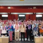 Wakil Walikota Cimahi Adhitia Yudhisthira foto bersama saat pentas seni dan kenaikan kelas Sekolah Lansia Hebat Budi Luhur 2026, di Technoprak Kota Cimahi. (Telusurbisnis)