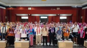 Beranda 50 Wakil Walikota Cimahi Adhitia Yudhisthira foto bersama saat pentas seni dan kenaikan kelas Sekolah Lansia Hebat Budi Luhur 2026, di Technoprak Kota Cimahi. (Telusurbisnis)