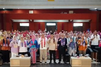 Wakil Walikota Cimahi Adhitia Yudhisthira foto bersama saat pentas seni dan kenaikan kelas Sekolah Lansia Hebat Budi Luhur 2026, di Technoprak Kota Cimahi. (Telusurbisnis)