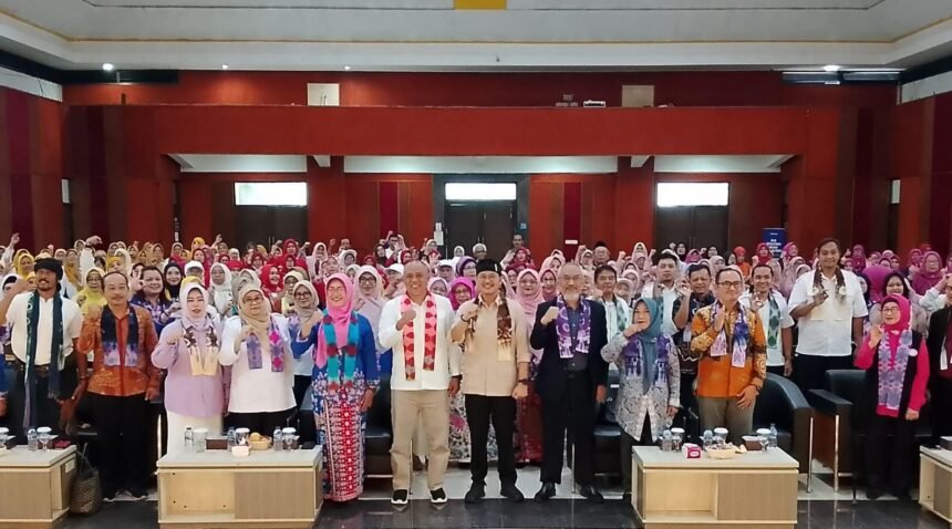 Wakil Walikota Cimahi Adhitia Yudhisthira foto bersama saat pentas seni dan kenaikan kelas Sekolah Lansia Hebat Budi Luhur 2026, di Technoprak Kota Cimahi. (Telusurbisnis)
