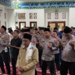 Personel Polres Sukabumi salat gaib untuk korban bencana longsor di Kabupaten Bandung Barat. (Prima Arno/Telusurbisnis)