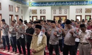 Beranda 48 Personel Polres Sukabumi salat gaib untuk korban bencana longsor di Kabupaten Bandung Barat. (Prima Arno/Telusurbisnis)