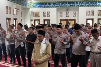 Personel Polres Sukabumi salat gaib untuk korban bencana longsor di Kabupaten Bandung Barat. (Prima Arno/Telusurbisnis)