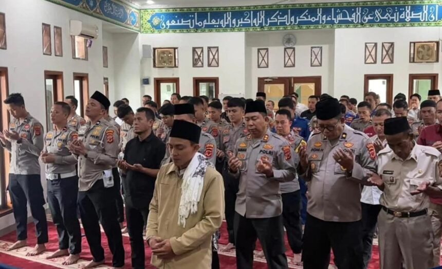 Personel Polres Sukabumi salat gaib untuk korban bencana longsor di Kabupaten Bandung Barat. (Prima Arno/Telusurbisnis)