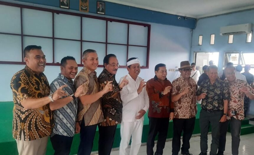 Gubernur Dedi Mulyadi foto bersama setelah MoU dengan PT Deli Indonesia Office Technology dan PT CBL Solusi Logistik. (Ist)