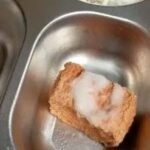 Penampakan tahu busuk yang disajikan sebagai menu MBG (Makan Bergizi Gratis) di Kabupaten Sukabumi. (Prima Arno/Telusurbisnis)