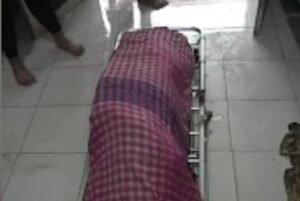 Beranda 43 Jasad nenek Karangligar berusia 80 tahun yang tewas tenggelam di rumahnya saat dievakuasi. (Ist)