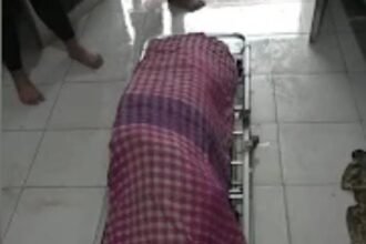 Jasad nenek Karangligar berusia 80 tahun yang tewas tenggelam di rumahnya saat dievakuasi. (Ist)