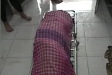 Jasad nenek Karangligar berusia 80 tahun yang tewas tenggelam di rumahnya saat dievakuasi. (Ist)