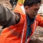 Bupati Bandung Barat Jeje Ritchie Ismail sempat terjebak lumpur di lokasi longsor Pasirlangu. (Dok)