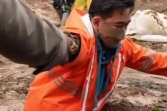 Bupati Bandung Barat Jeje Ritchie Ismail sempat terjebak lumpur di lokasi longsor Pasirlangu. (Dok)