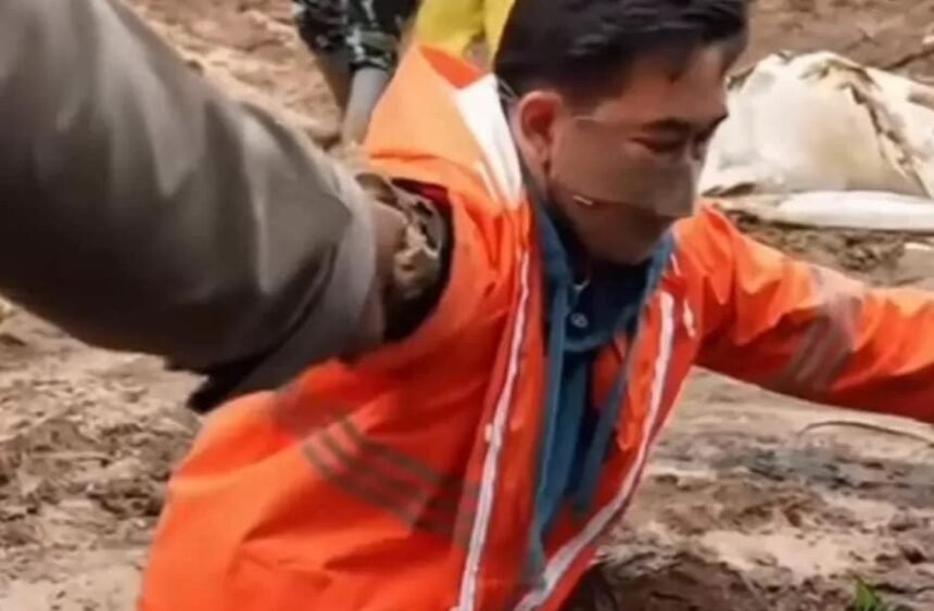 Bupati Bandung Barat Jeje Ritchie Ismail sempat terjebak lumpur di lokasi longsor Pasirlangu. (Dok)