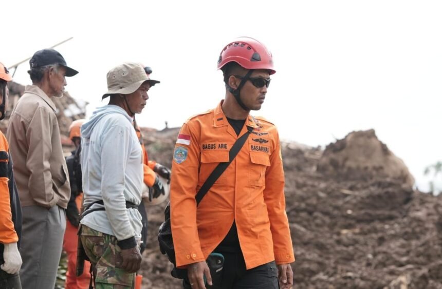 Tim SAR melanjutkan mencari 20 korban tertimbun longsor di Desa Pasirlangu, Bandung Barat yang belum ditemukan. (ist)