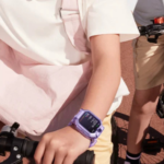 Smartwatch Xiaomi Kids Watch menghadirkan fitur keamanan dan komunikasi yang memengaruhi pola asuh digital serta perkembangan kemandirian anak.