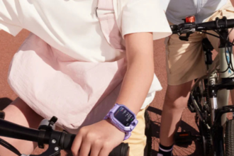 Smartwatch Xiaomi Kids Watch menghadirkan fitur keamanan dan komunikasi yang memengaruhi pola asuh digital serta perkembangan kemandirian anak.