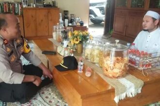 Kapolsek Caringin Iptu Riyad Asari (kiri) dan KH Ahmad Safeei (kanan) berbincang hangat. (Prima Arno/Telusurbisnis)