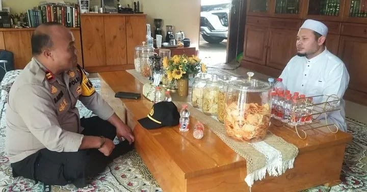 Kapolsek Caringin Iptu Riyad Asari (kiri) dan KH Ahmad Safeei (kanan) berbincang hangat. (Prima Arno/Telusurbisnis)