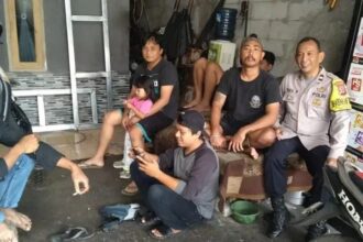 Petugas melakukan sambang warga atau cooling sistem untuk meningkatkan kamtibmas. (Prima Arno/Telusurbisnis)