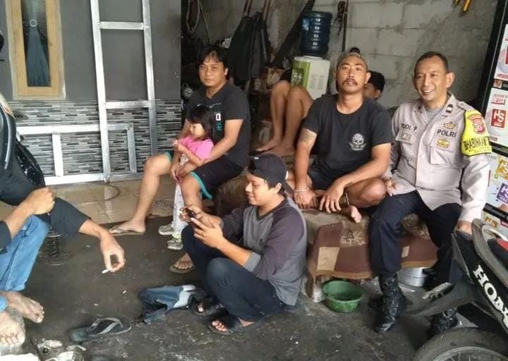 Cooling Sistem Bhabinkamtibmas Bersama Warga Tespong Meningkatkan Harkamtibmas 1 Petugas melakukan sambang warga atau cooling sistem untuk meningkatkan kamtibmas. (Prima Arno/Telusurbisnis)