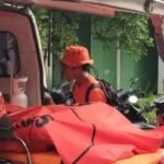 Proses evakuasi jasad Angga Ardiansyah, wisatawan bogor yang terseret ombak besar di Pantai Sunset Cisolok. (Prima Arno/Telusurbisnis)