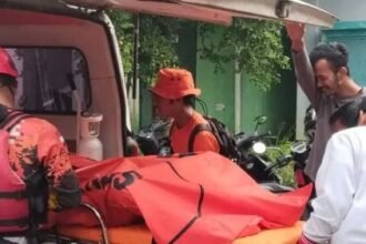 Proses evakuasi jasad Angga Ardiansyah, wisatawan bogor yang terseret ombak besar di Pantai Sunset Cisolok. (Prima Arno/Telusurbisnis)