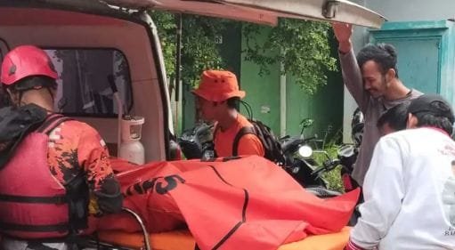 Proses evakuasi jasad Angga Ardiansyah, wisatawan bogor yang terseret ombak besar di Pantai Sunset Cisolok. (Prima Arno/Telusurbisnis)