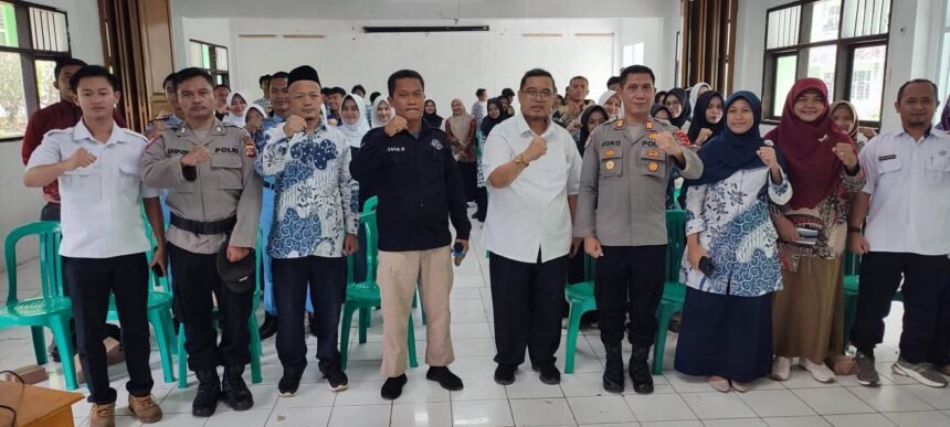 Kabid Persandian dan Keamanan Informasi Kabupaten Sukabumi Ujang Zulkifli, foto bersama usai kegiatan. (Prima Arno/Telusurbisnis)