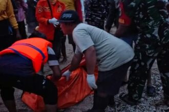 Proses evakuasi mayat wisatawan asal Jakarta yang hilang empat hari lalu. (Prima Arno/Telusurbisnis)