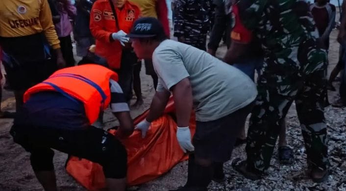 Proses evakuasi mayat wisatawan asal Jakarta yang hilang empat hari lalu. (Prima Arno/Telusurbisnis)