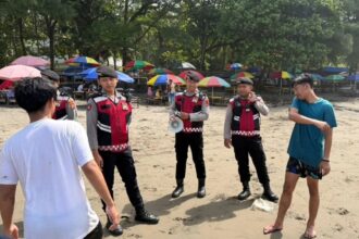 Personel Polres Sukabumi memberi imbauan keselamatan kepada wisatawan lokal. (Prima Arno/Telusurbisnis)