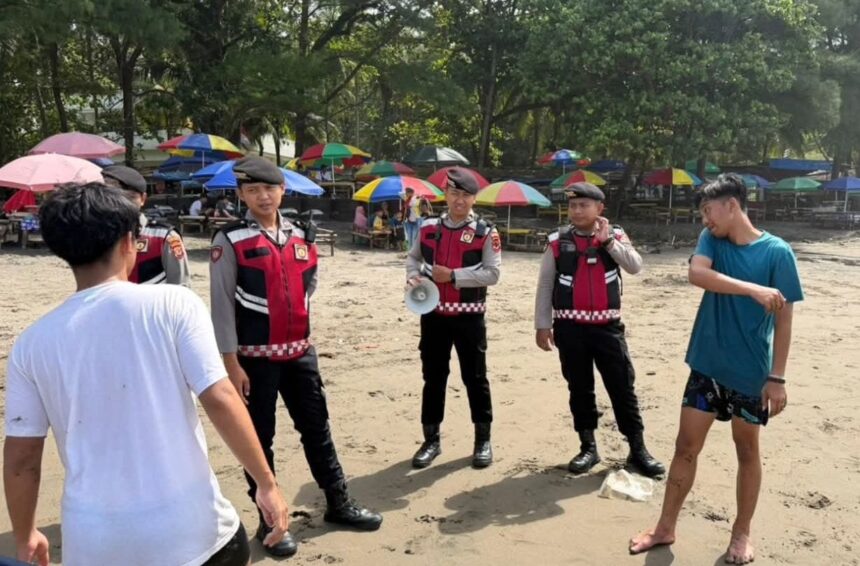 Personel Polres Sukabumi memberi imbauan keselamatan kepada wisatawan lokal. (Prima Arno/Telusurbisnis)