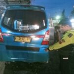 Angkutan kota yang diseruduk korban sebelum tewas tergilas truk. (Prima Arno/Telusurbisnis)