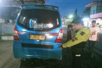 Angkutan kota yang diseruduk korban sebelum tewas tergilas truk. (Prima Arno/Telusurbisnis)