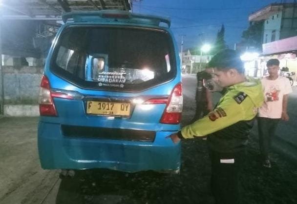 Angkutan kota yang diseruduk korban sebelum tewas tergilas truk. (Prima Arno/Telusurbisnis)