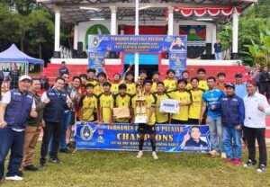 Beranda 51 Foto bersama usai pembagian piala Turnamen Pelajar SMP sederajat Sekabupaten Bandung Barat dilaksanakan PSSI KBB berkolaborasi dengan Dinas Pendidikan. (Telusurbisnis)