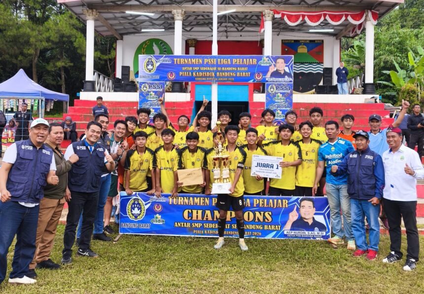 Foto bersama usai pembagian piala Turnamen Pelajar SMP sederajat Sekabupaten Bandung Barat dilaksanakan PSSI KBB berkolaborasi dengan Dinas Pendidikan. (Telusurbisnis)