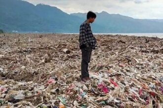 Penampakan hamparan sampah kain di Pantai Talanca Sukabumi. (Prima Arno/Telusurbisnis)