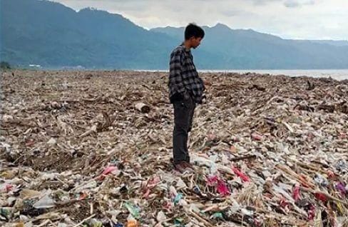 Penampakan hamparan sampah kain di Pantai Talanca Sukabumi. (Prima Arno/Telusurbisnis)