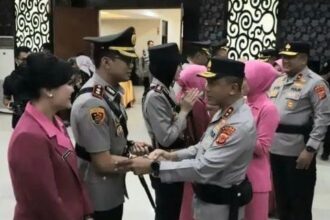 Serah terima jabatan Kapolres Sukabumi Kota dari AKBP Rita Suwadi kepada AKBP Ardian Satrio Utomo. (Prima Arno/Telusurbisnis)