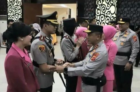Serah terima jabatan Kapolres Sukabumi Kota dari AKBP Rita Suwadi kepada AKBP Ardian Satrio Utomo. (Prima Arno/Telusurbisnis)
