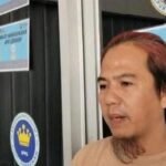Asisten Lapangan SPPG Loji Simpenan Yanyan Sugiyanto memberi keterangan pers terkait penutupan operasional dupur MBG di wilayahnya. (Prima Arno/Telusurbisnis)