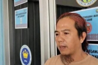 Asisten Lapangan SPPG Loji Simpenan Yanyan Sugiyanto memberi keterangan pers terkait penutupan operasional dupur MBG di wilayahnya. (Prima Arno/Telusurbisnis)