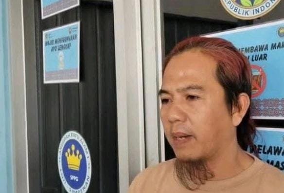 Asisten Lapangan SPPG Loji Simpenan Yanyan Sugiyanto memberi keterangan pers terkait penutupan operasional dupur MBG di wilayahnya. (Prima Arno/Telusurbisnis)