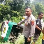 Petugas mengevakuasi angkot terguling di Tanjakan Baeud Warungkiara. (Prima Arno/Telusurbisnis)