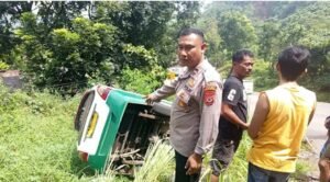 Beranda 53 Petugas mengevakuasi angkot terguling di Tanjakan Baeud Warungkiara. (Prima Arno/Telusurbisnis)