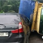 Truk terguling menimpa minibus di tanjakan Poponcol Sukabumi. (Prima Arno/Telusurbisnis)
